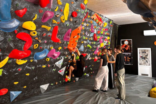 Заняття зі спортивного туризму на скеледромі