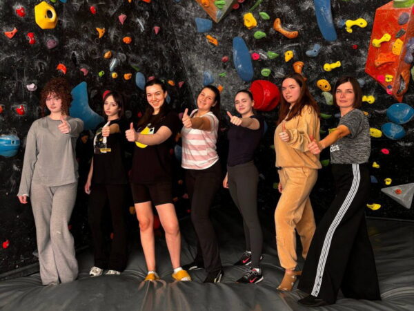 Заняття зі спортивного туризму на скеледромі Заняття зі спортивного туризму на скеледромі